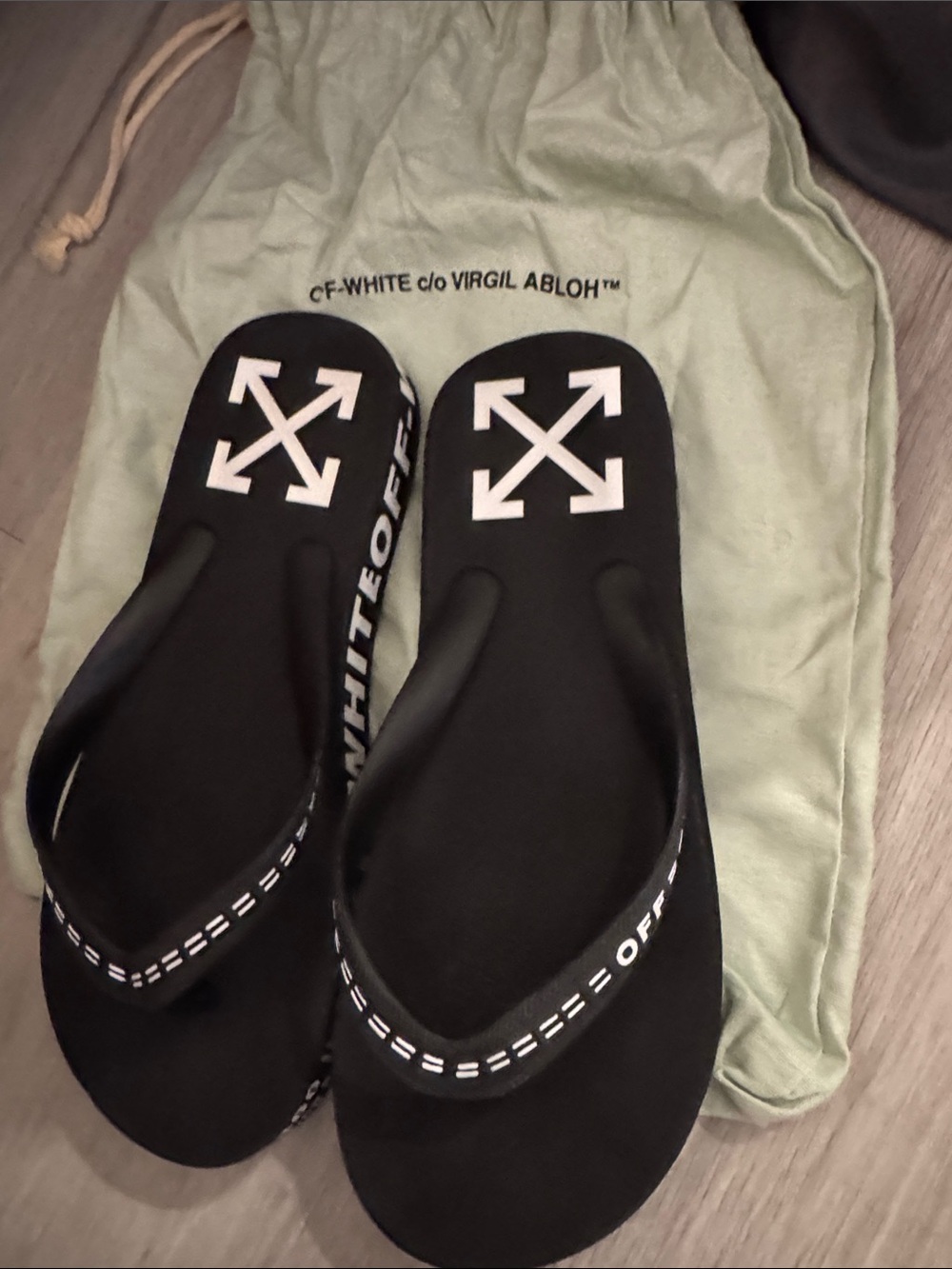 Off-White Black and White Arrow Logo Flip Flops - Men